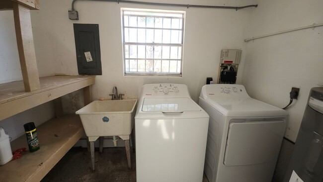 Building Photo - Cozy 3 bedroom/2 bath home - NO HOA