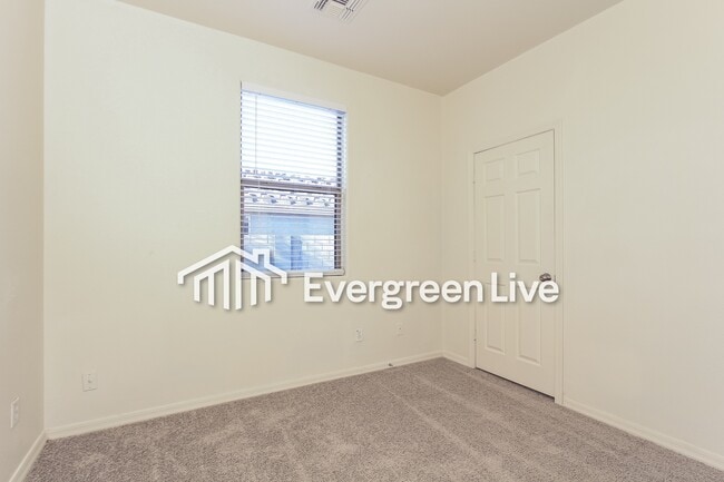 Building Photo - 524 S 4th St