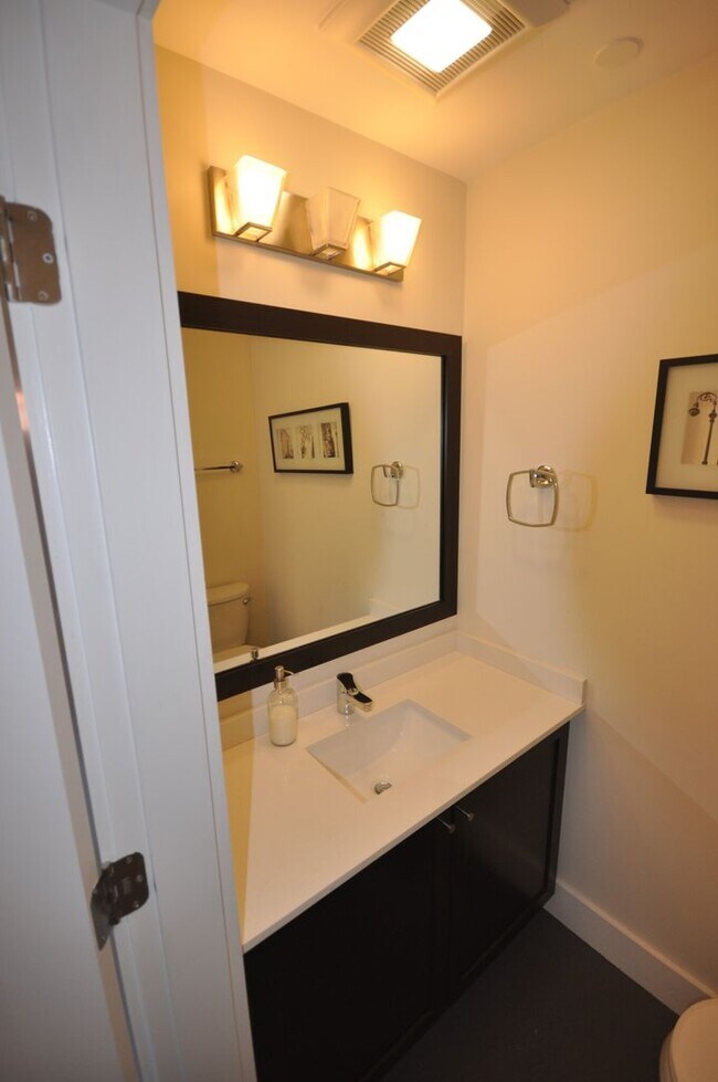 Building Photo - Amazing 3 bed 1.5 bath in the South End!!!