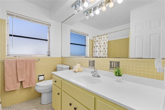 Building Photo - 2823 SE 18th Ave