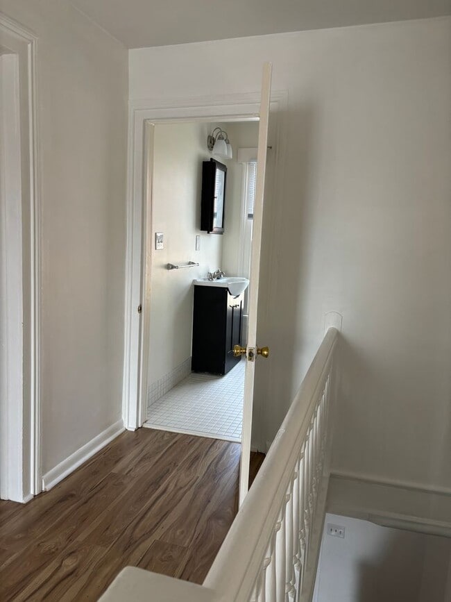 Building Photo - 814 W Beverley St