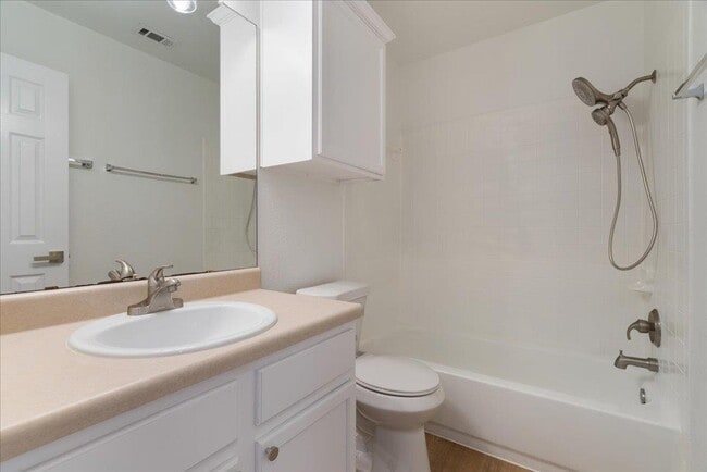 Building Photo - 1025 Doras Dr
