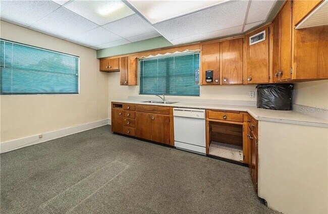 Building Photo - 638 E Tarpon Ave