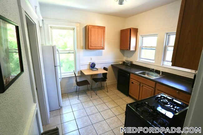 Building Photo - 124 Forest St