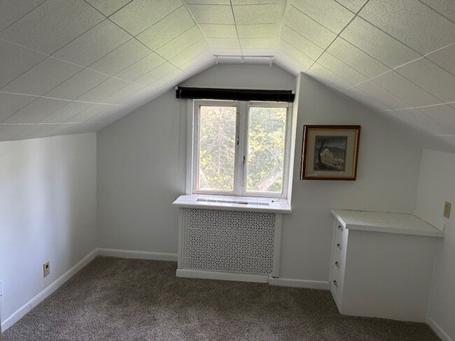 Building Photo - Very spacious *4Bed*2Bath single family home 2400 SqFt.