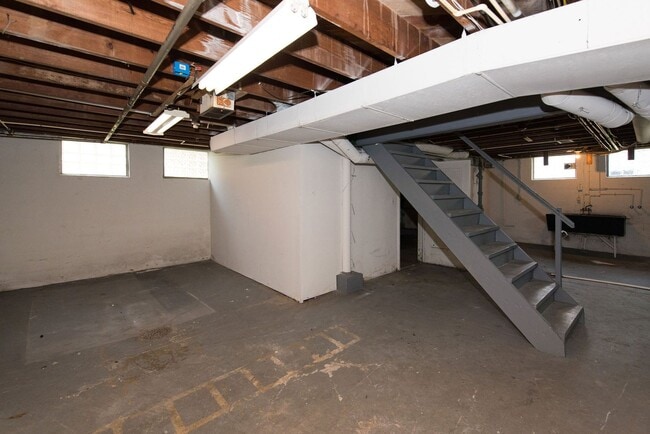 Building Photo - COVEDALE- 3 bedroom 1.5 bath Tudor with up...