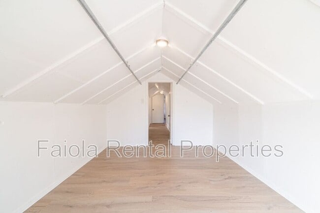 Building Photo - 426 W Peach St