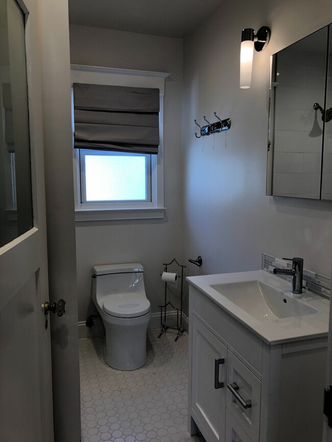 Building Photo - Remodeled House Walking Distance to Burlingame Ave