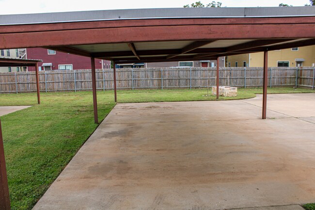 Building Photo - 208 Garden Dr