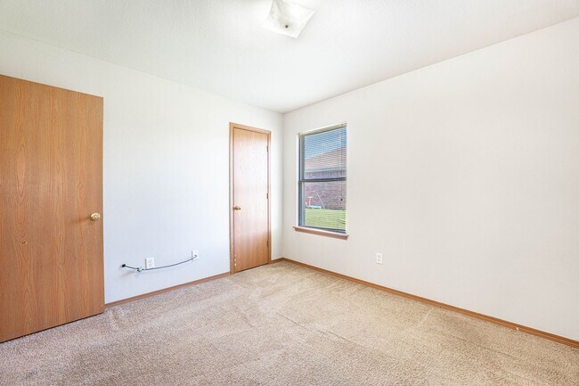 Building Photo - 401 E Southern Trace Dr