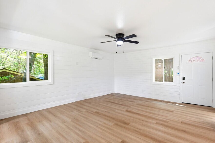 Building Photo - 23920 Scenic Dr