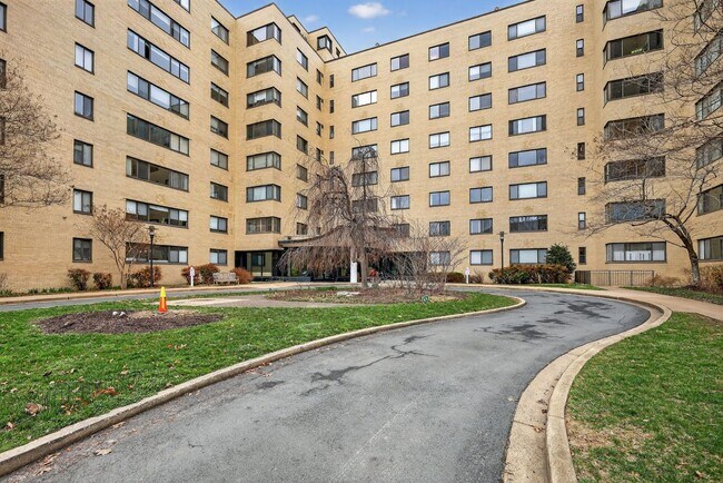Building Photo - Sunlit Studio Steps from Cleveland Park Metro