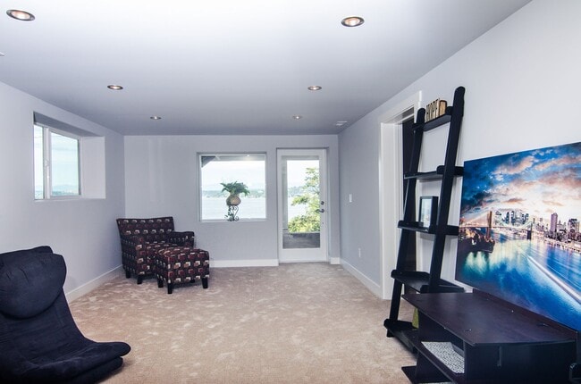 Building Photo - 4Bd/3.5Ba Seattle Home