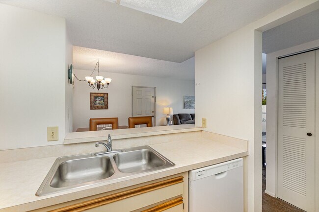 Building Photo - Furnished Seasonal Condo