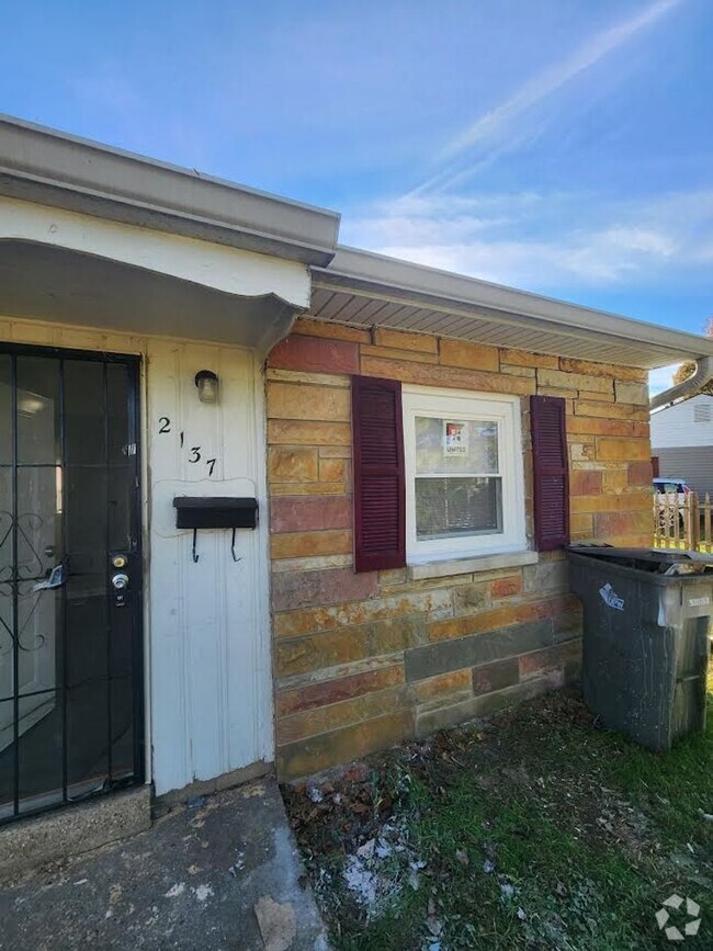 Building Photo - Two Bedroom Duplex Near 21st and Arlington...