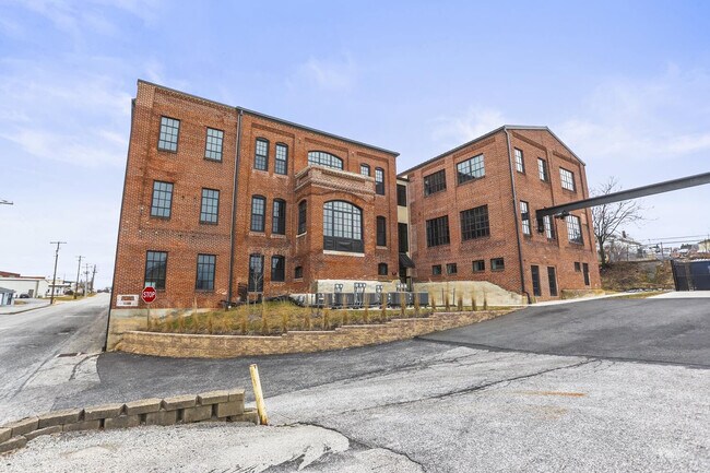 Building Photo - Lombard Commons