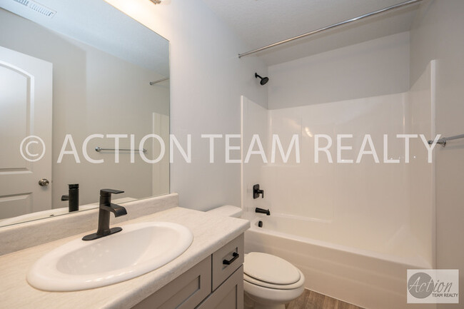 Building Photo - Mid-Row Townhome located in Bluffdale!
