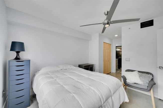 Building Photo - 2021 SE 10th Ave