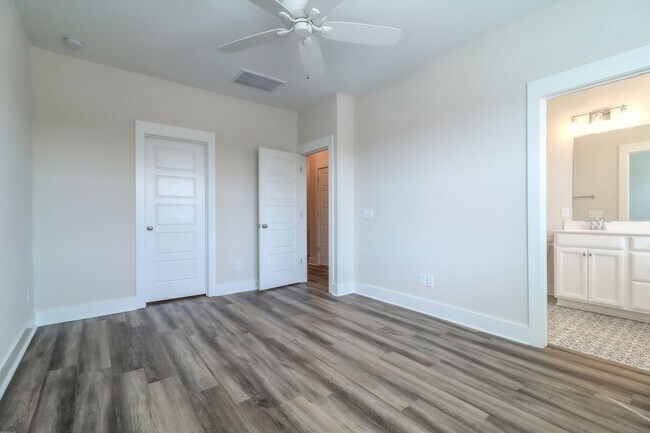 Building Photo - Beautifully Maintained 3 Bedroom, 2.5 Bath...