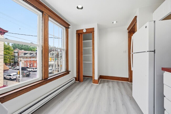 Building Photo - 348 N 6th St