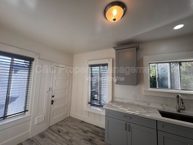 Building Photo - 817 Wainwright St