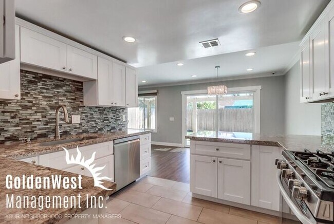 Building Photo - Charming 3Bdm 2.5Ba Townhome in the Claire...