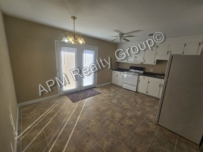 Building Photo - Four Bedroom 3 Bath Available NOW!!