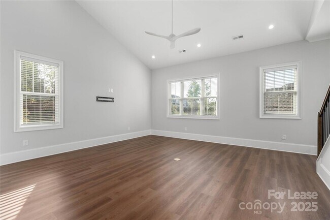 Building Photo - 805 Naples Dr