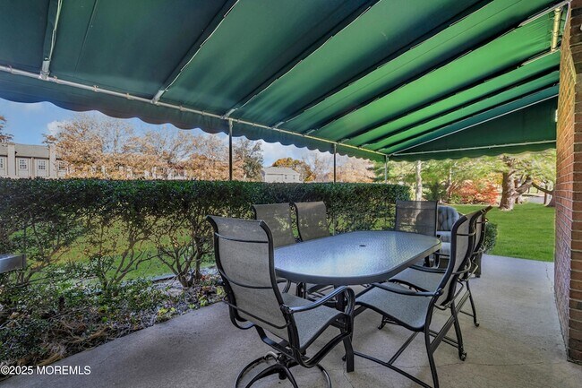 Building Photo - 68 Maple Dr