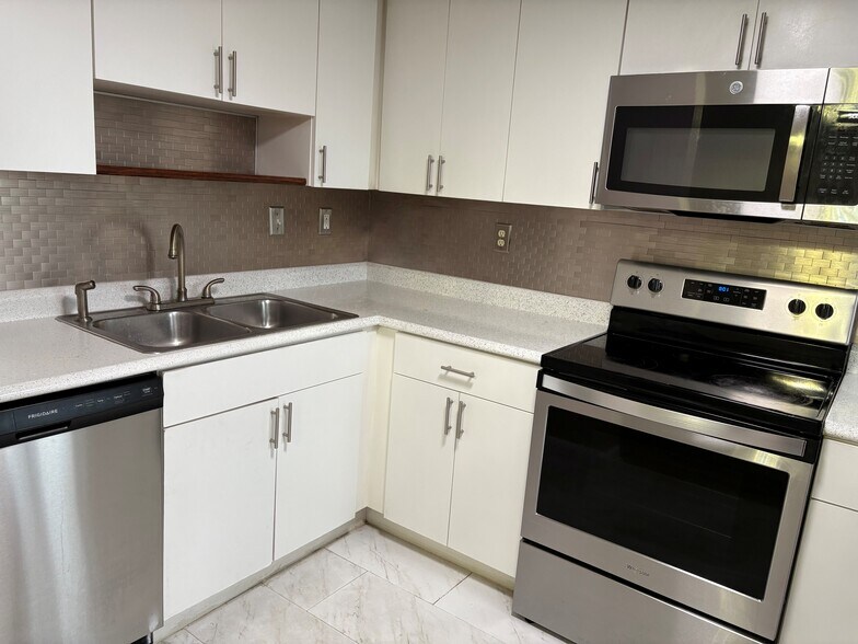 Primary Photo - 21 E 3rd St
