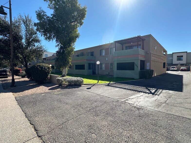 Building Photo - 1005 W 5th St