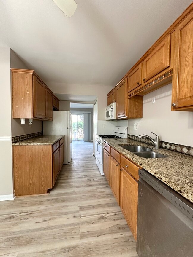 Building Photo - 2543 Prairieview Ln S