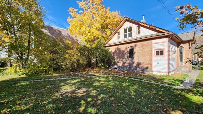 Building Photo - Charming House Near Providence