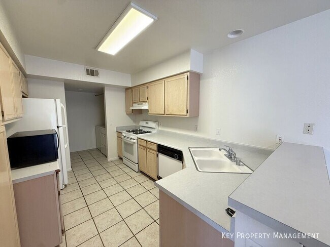 Building Photo - 2840 Lone Cliff Dr