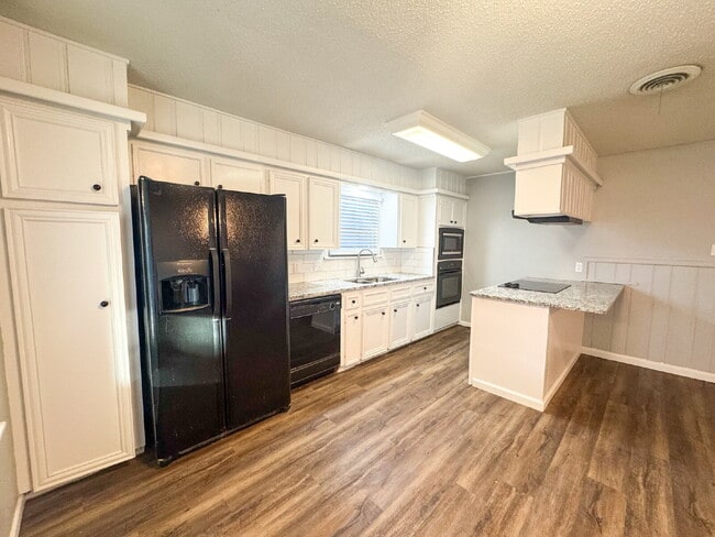 Building Photo - Newly-updated, 3-bedroom near LCU!