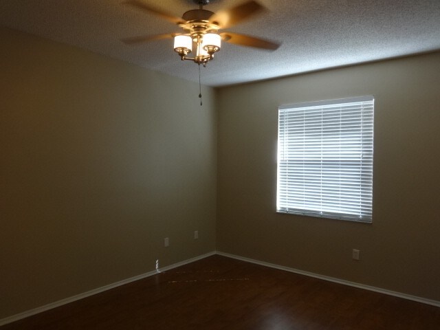 Building Photo - 523 Royal Ridge St