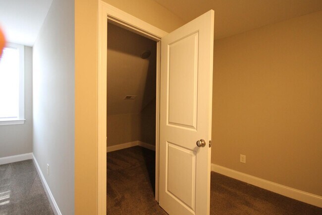 Building Photo - 704 Cobblestone Dr
