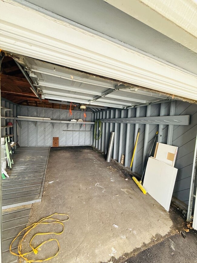 Building Photo - Updated 2bdrm 1 bath house  walking distan...