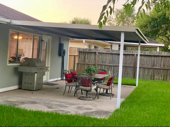 Building Photo - 2406 Strait Ln