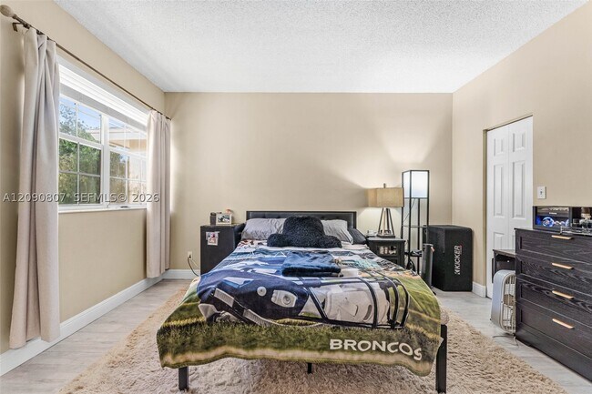 Building Photo - 680 Cypress Club Way