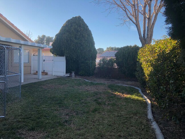 Building Photo - 3 bedroom 2 bathroom Home in Silver Lakes!...