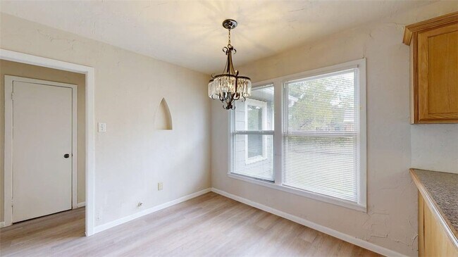 Building Photo - 911 E North Ave