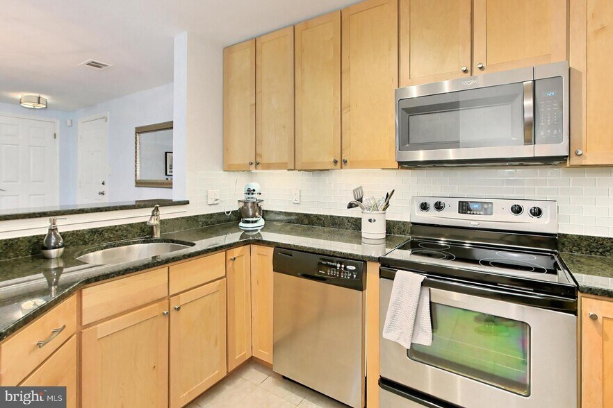 Building Photo - 1100 Quaker Hill Dr