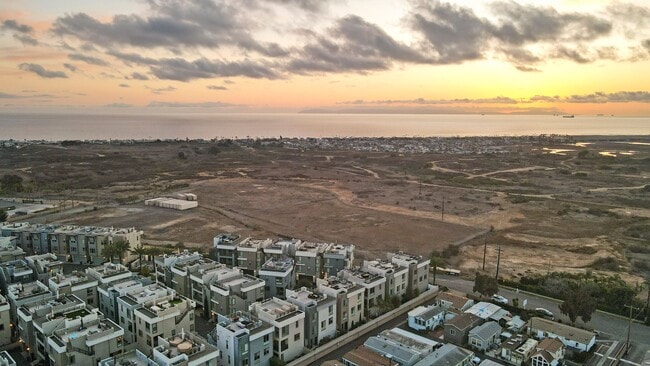 Building Photo - 1068 Hampton Dr