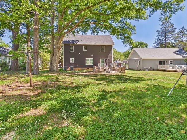 Building Photo - 1700 Dinwiddie Ave