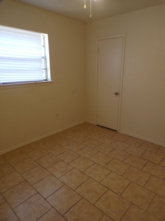 Building Photo - Great home located in Parklane