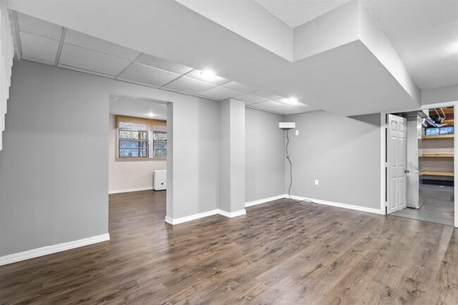 Building Photo - 3032 W 9th St