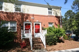 Building Photo - Fantastic End Unit Townhouse Near Duke