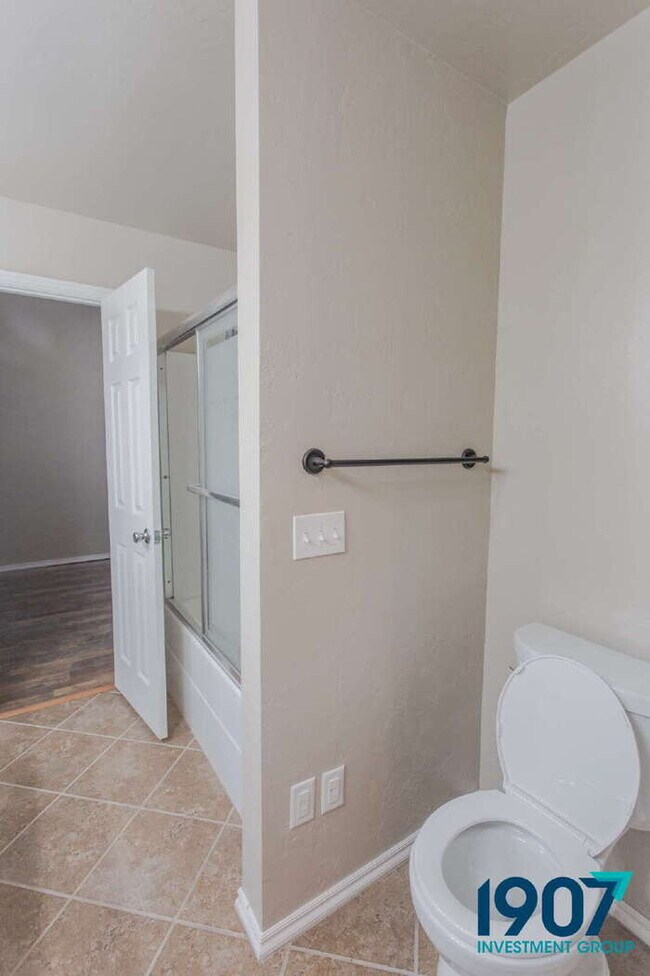 Building Photo - Stunning 3-Bedroom Home in OKC with Modern...