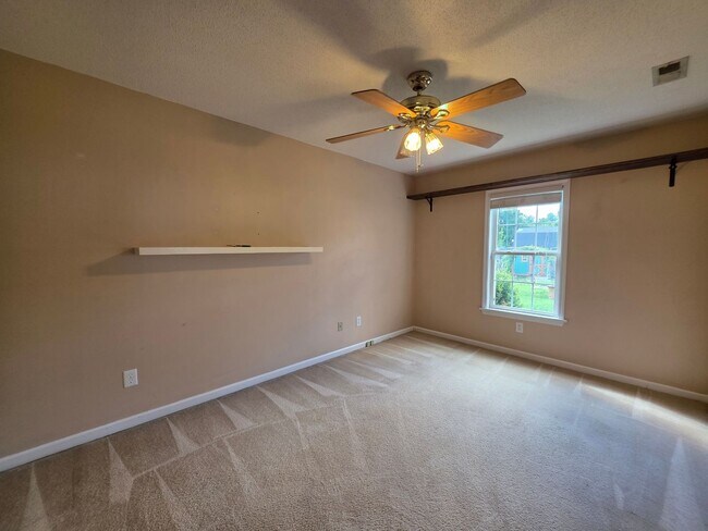 Building Photo - 212 Quarterhorse Lane